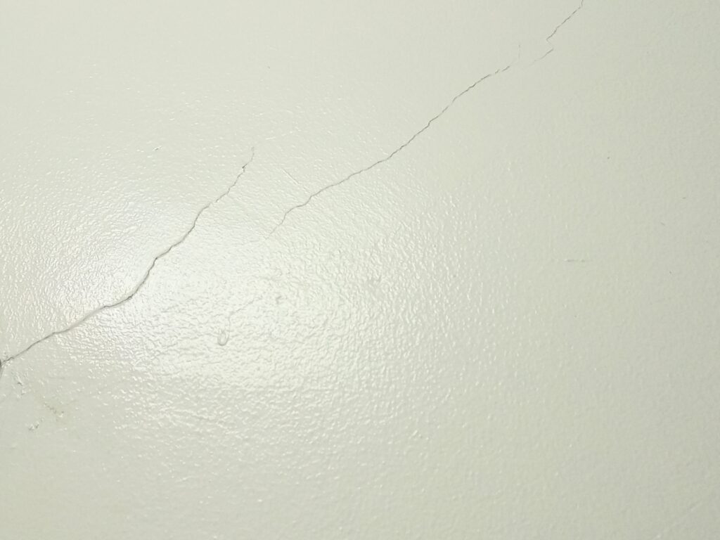 幅0.3mm以下のヘアークラック【要経過観察】