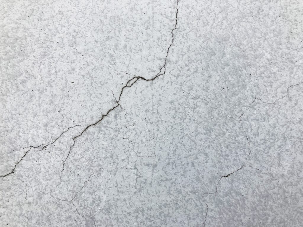 斜めに入ったひび割れ【危険度:かなり高い】