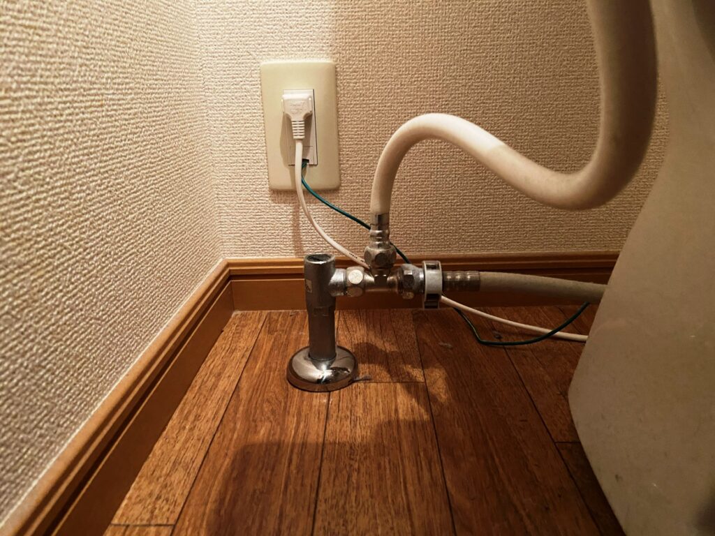 2. ウォシュレットの電源プラグを抜く