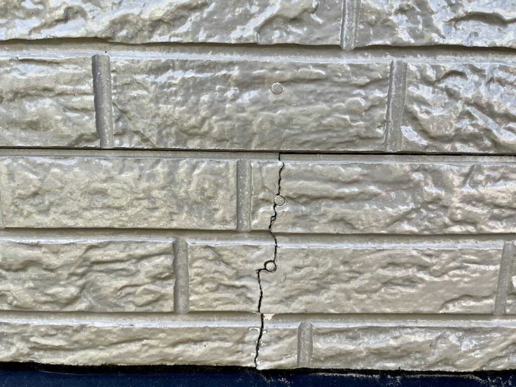 サイディングの反り・浮き|緊急度:高