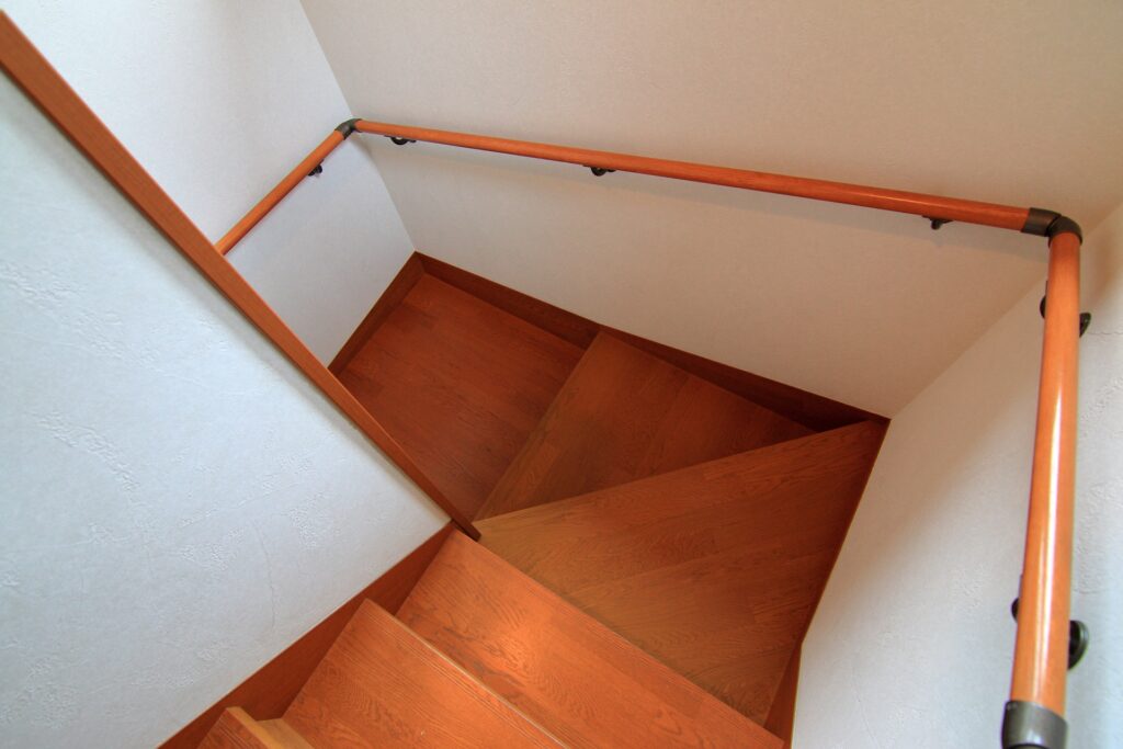 【優先度2位：階段・廊下】手すり設置と車椅子対応の寸法（費用：3万〜50万円）