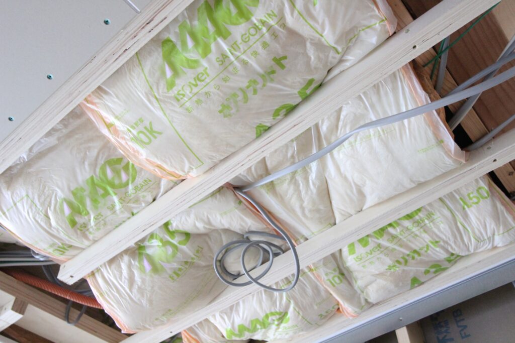 【優先度4位：天井・床下】見えない冷気・熱気を遮断し、足元から暖かく