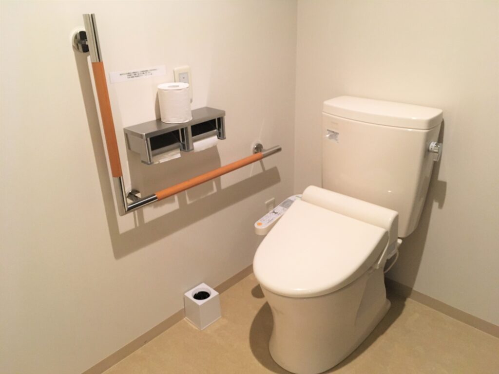 【優先度3位：トイレ】立ち座りの補助と扉の変更（費用：3万〜35万円）